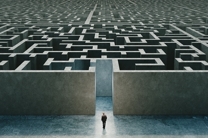 Un uomo all'accesso a un labirinto, la posizione di chi deve scegliere il calcestruzzo senza il configuratore di General Beton.