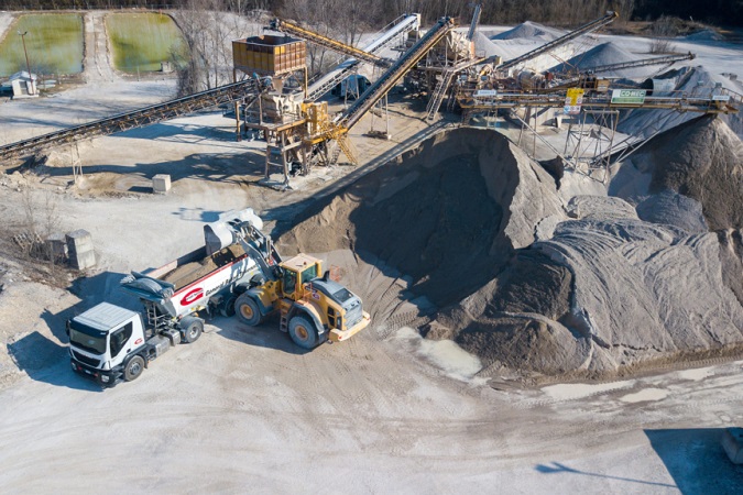 la flotta dei mezzi del gruppo effettua il trasporto dei materiali di cava per conto terzi, sia presso i cantieri sia presso gli stabilimenti produttivi.